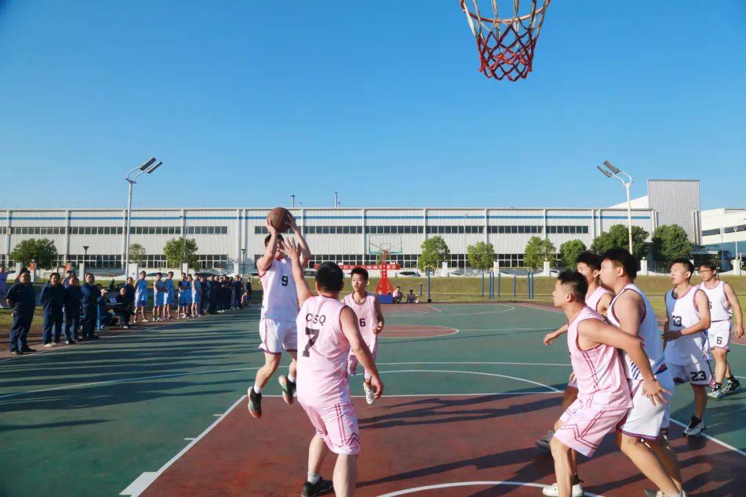暴风雨来临篮球场，球员们奋勇争先的简单介绍